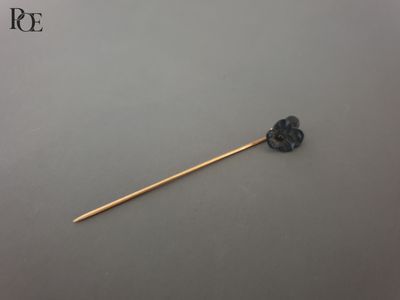un gros plan sur un petit cure-dent sur lequel est posé un cure-dent