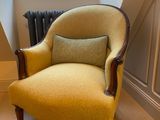 une chaise jaune placée devant une fenêtre dans une pièce