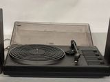 une platine équipée d'un tourne-disque et de haut-parleurs