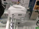 un batteur à main blanc exposé dans un magasin
