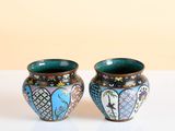 deux vases posés sur une table