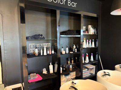 une photo d'un salon de coiffure avec deux lavabos et un miroir
