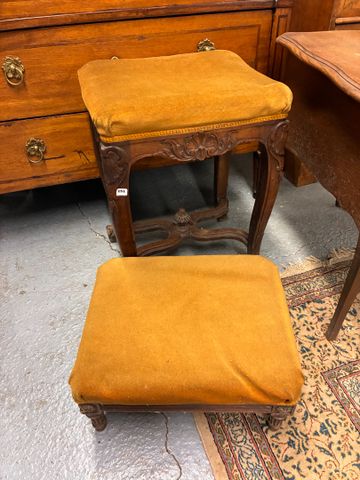 Tabouret et bout de pied recouvert de velours or 