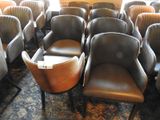 des rangées de fauteuils en cuir dans une pièce recouverte de moquette