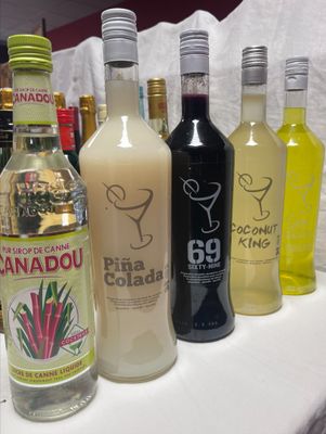 plusieurs bouteilles d'alcool sont alignées sur une table