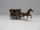 figurine en bronze représentant un cheval tirant un chariot sur lequel se trouve un autre cheval