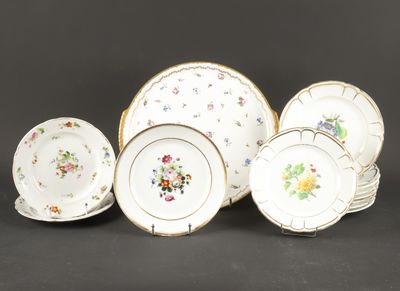 six assiettes et bols en porcelaine ornés de motifs floraux