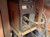 une machine qui se trouve sur une étagère dans une pièce