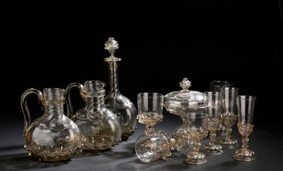 un grand nombre d'objets en verre posés sur une table