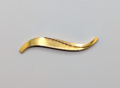 une barrette plaquée or sur un fond blanc