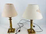 deux lampes posées sur une surface blanche