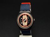 une montre sur laquelle est représenté un dragon, sur un fond noir
