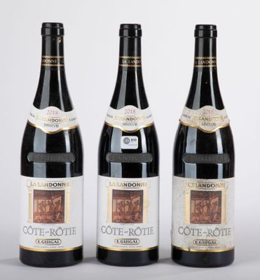 trois bouteilles de vin posées l'une à côté de l'autre sur une table