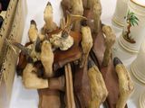 une boîte remplie d'oiseaux en bois posée sur une table