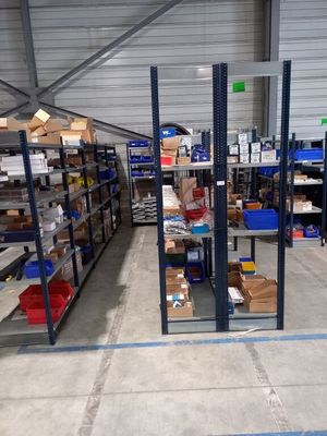 un grand entrepôt rempli de nombreuses étagères et de cartons