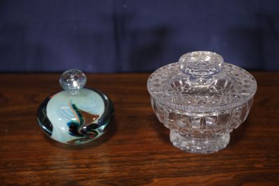 R. PIERRE Flacon en verre à inclusion dans les tons vert et …