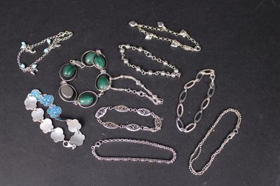 tout un tas de colliers et de bracelets différents posés sur une table