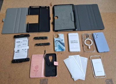 de nombreux téléphones portables et accessoires de toutes sortes disposés sur une table