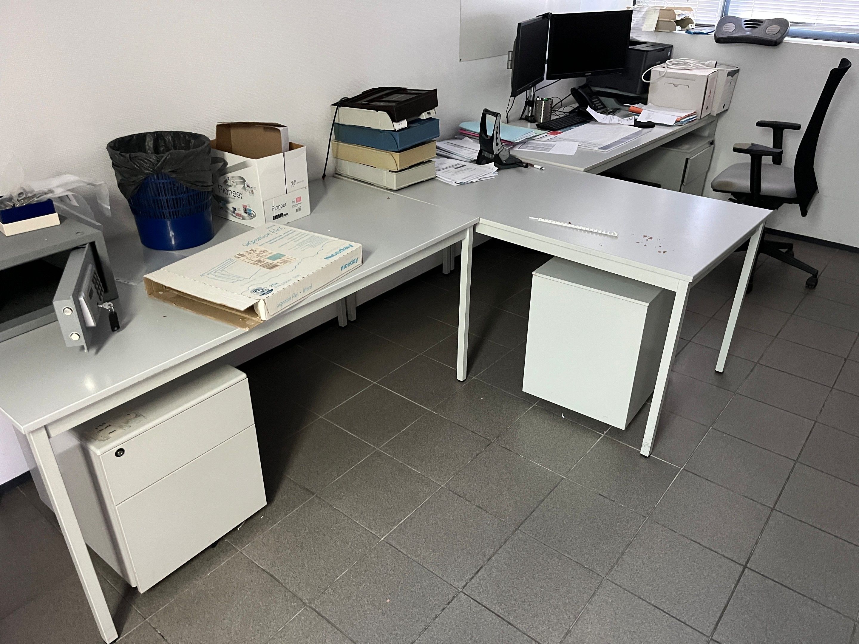 trois tables en stratifié gris, 140x70