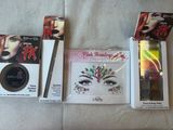 une boîte de maquillage et des eye-liners posés sur un lit