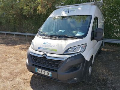 une camionnette blanche garée sur le bord de la route