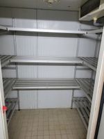 Ensemble d'étagères alimentaire en aluminium se trouvant dan… (photo 2)