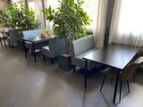 une salle avec beaucoup de tables et de chaises