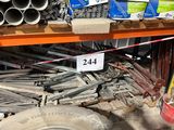 beaucoup de tuyaux et de tubes sur les étagères
