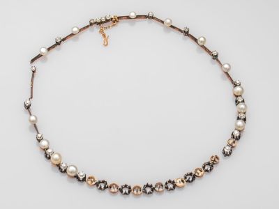 gros plan d'un collier de perles sur fond blanc