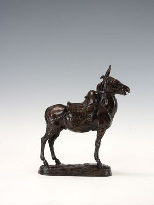 une statue antique en bronze représentant un cheval, posée sur un socle en bois