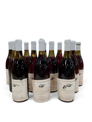 six bouteilles de vin sont alignées sur une surface blanche