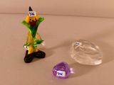 figurine représentant un clown debout à côté d'un cristal