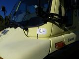 un camion jaune sur lequel est collé un autocollant à l'avant
