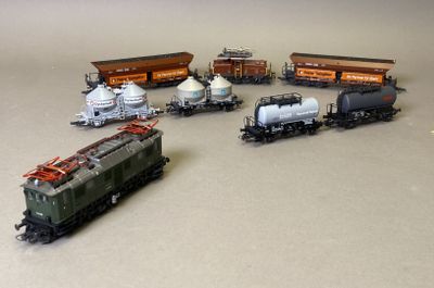 un grand nombre de trains miniatures posés sur une table