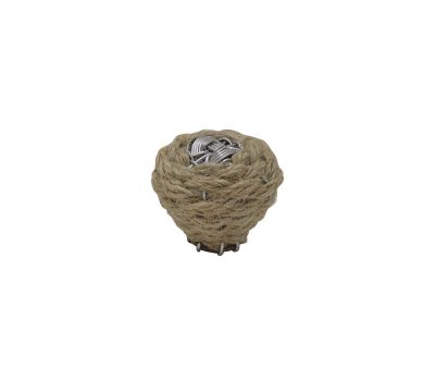 une boule en corde avec une horloge au centre, sur fond blanc