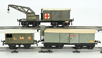 trois petits trains miniatures sur les rails, surmontés d'une grue