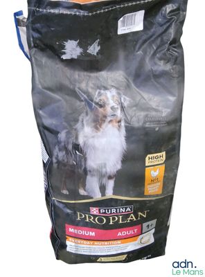 un sac de croquettes pour chien sur lequel figure l'image d'un chien