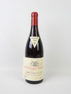 une bouteille de vin rouge avec une étiquette blanche sur fond blanc