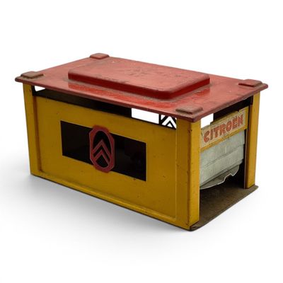 une petite boîte aux lettres jaune avec un couvercle rouge