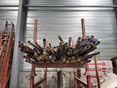un tas de tuyaux empilés les uns sur les autres dans un entrepôt
