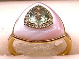 une bague rose sertie d'une pierre verte