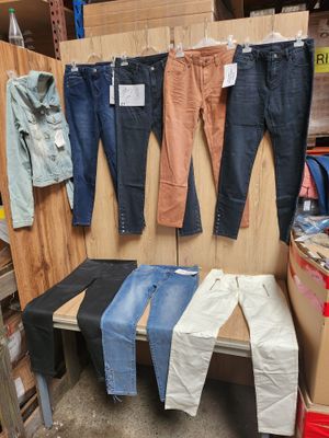 Lot de 7 pantalons et une veste femme, tailles 36, différents coloris.