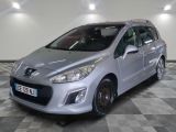 la voiture argentée est garée dans le garage sur le sol en damier