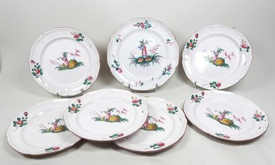 six assiettes ornées de fleurs, posées sur une table