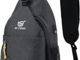un sac à dos gris avec des bretelles noires et une fermeture éclair jaune