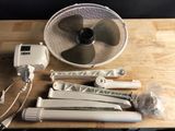un ventilateur, une lampe de ventilateur et d'autres objets posés sur une table