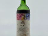 l'image d'une bouteille de vin posée sur une table