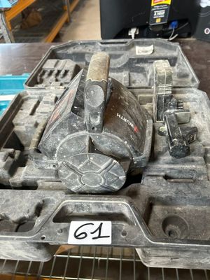une caisse à outils avec des outils sur une table