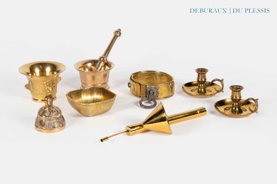 de nombreux objets en laiton de toutes sortes posés sur une surface blanche