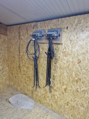 une pièce où sont accrochés au mur tout un tas d'outils